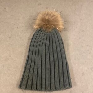 One Size gray fur pom pom winter hat